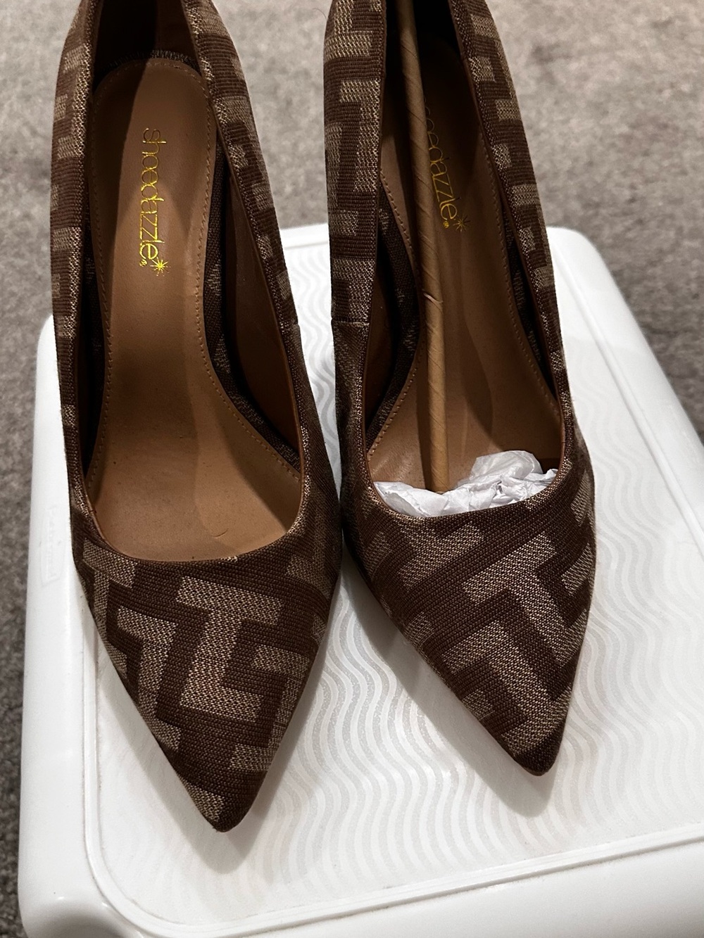 Shoedazzle Brown Pointed Toe Women’s Flats - Picture 3 of 3